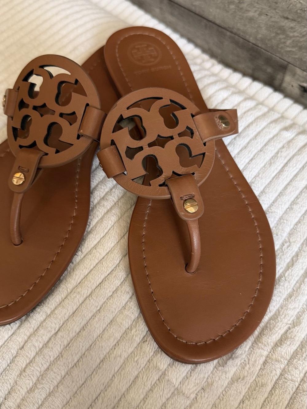 Tory Burch Leather Logo Thong Sandals in Brown - Picture 3 of 9